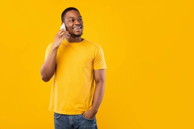Sarı Arkaplanda Konuşan Mutlu Afrikalı Amerikalı Adam