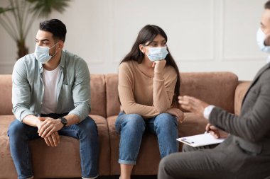 Terapi odasında terapi gören üzgün bir çift.