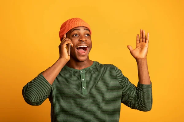 Mobile Call. Portrait Of Excited Emotional Black Guy Talking On Cellphone — Stockfoto