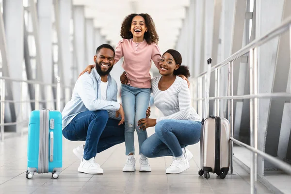 Black family traveling, posing together in modern airport — Foto de Stock