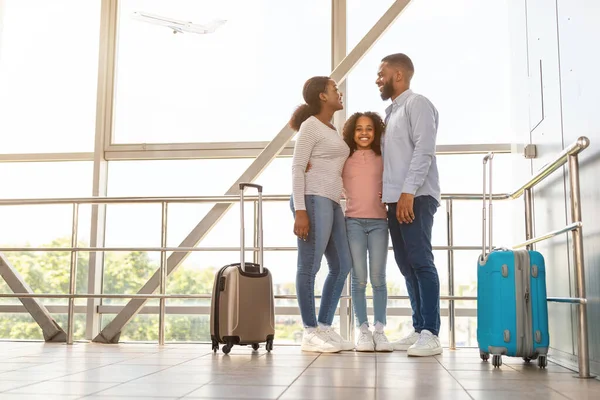 Schwarze Familie reist zusammen und wartet auf die Ankunft des Flugzeugs — Stockfoto