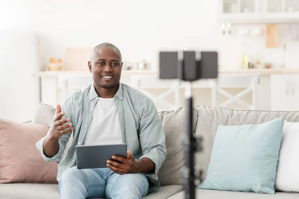 Modern blog. Happy african american mature man talking at smartphone camera, broadcasting from home — Stock Photo, Image