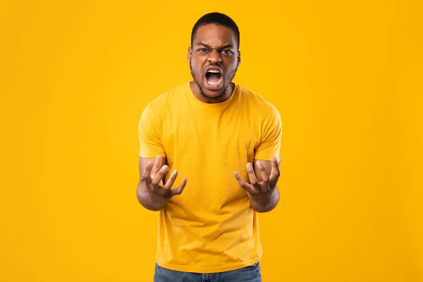 Angry African American Man Shouting Expressing Anger Over Yellow Background — Fotografia de Stock