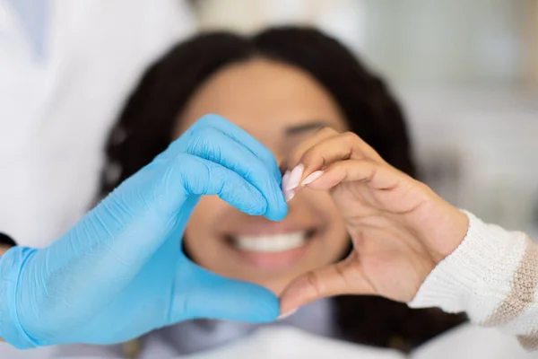 Closeup Of Dentist Doctor And Female Patient Making Heart Gesture With Hands — Fotografia de Stock