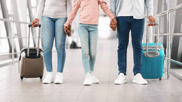 Czarna rodzina podróżuje razem, trzymając się za ręce na lotnisku — Zdjęcie stockowe
