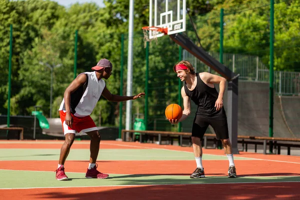 Professional basketball players having friendly match at outdoor arena — Foto de Stock