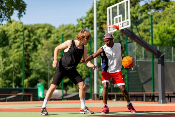 Two professional basketball players training for competition at outdoor court — Φωτογραφία Αρχείου