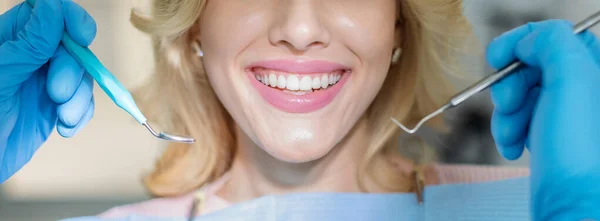 Cropped of female patient showing her white teeth — Fotografia de Stock