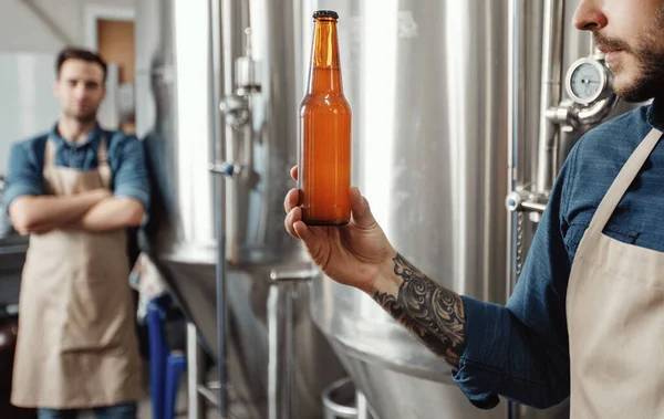 Fresh craft beer, quality control of ready to sell alcoholic beverage — ストック写真