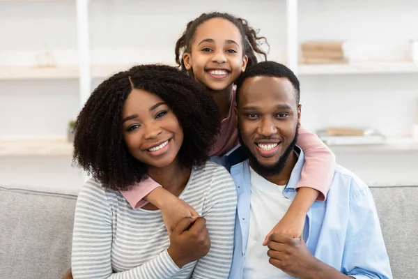 Portret van een gelukkig zwart gezin dat thuis lacht — Stockfoto