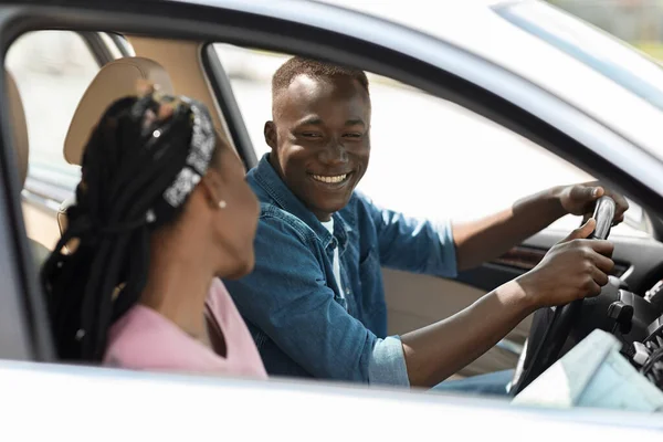 Young black lady helping her husband driver with road map —  Fotos de Stock