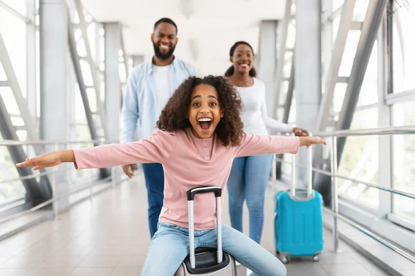 Felice famiglia nera in viaggio con il bambino, a piedi in aeroporto — Foto Stock