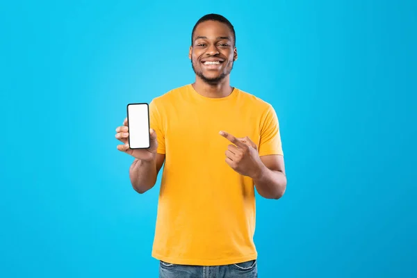 Happy Black Man Holding Smartphone With Blank Screen, Blue Background — Fotografia de Stock