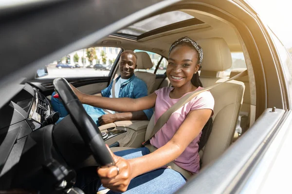 Cheerful black lovers sitting in car together —  Fotos de Stock