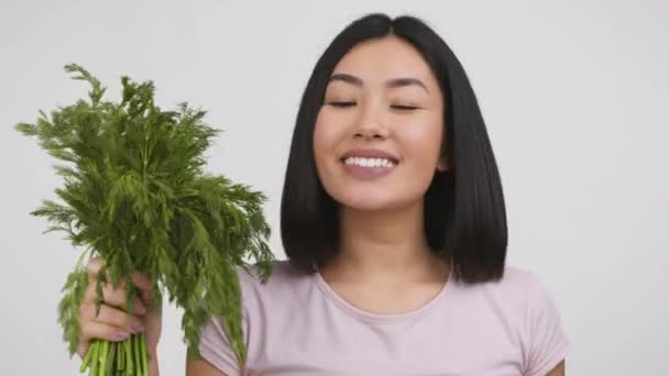 Asyalı Bayan Holding Dill Bunch Beyaz Arkaplan Üzerinde İşaret Ediyor — Stok video