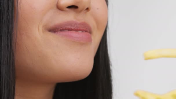 Női száj eszik sült krumpli Burgonya fehér alapon, közelkép — Stock videók