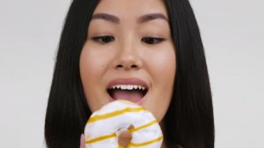 Neşeli Koreli Kadın Beyaz Arkaplanda Donutlu Poz Veriyor