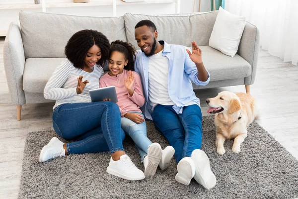 Negro familia tener videocall usando portátil saludando manos — Foto de Stock