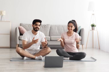 Modern koçlar derslerle, evde antrenmanlarla, covid-19 'la, yeni normal, sosyal mesafelerle çevrimiçi sohbet ederler.