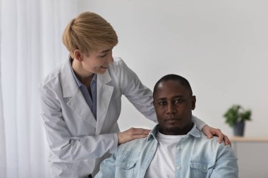 Klinikte, evde tıbbi destek, hasta tedavisi ve rehabilitasyon