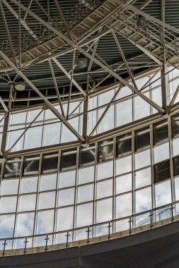 Atölye binasının iç kısmında büyük pencereler var.