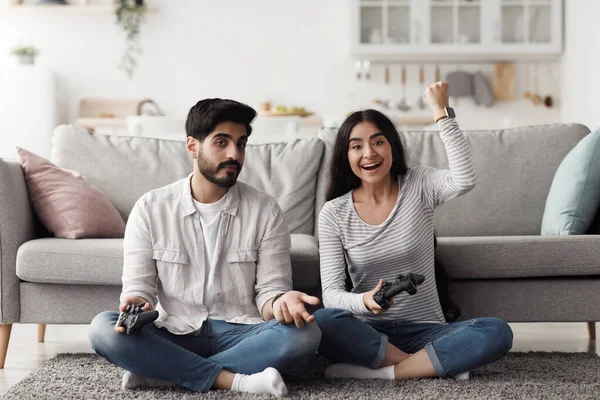 Emoções de vitória e perda, diversão em casa juntos e entretenimento no tempo livre — Fotografia de Stock