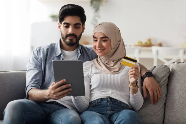 Bankacılık, internetten alışveriş, covid-19 tecridi sırasında evde birlikte.