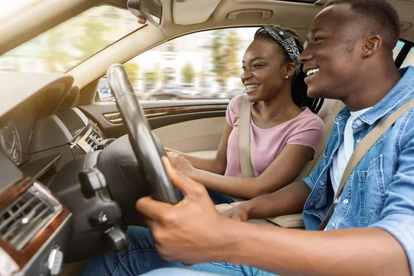 Amantes marido negro y esposa viajando juntos en coche —  Fotos de Stock
