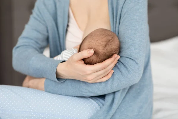Felismerhetetlen anya gazdaság és szoptatás újszülött gyermeke otthon — Stock Fotó