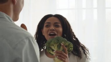 Neşeli Eşler Modern Mutfakta Brokoli Aşçılığı Yapıyor