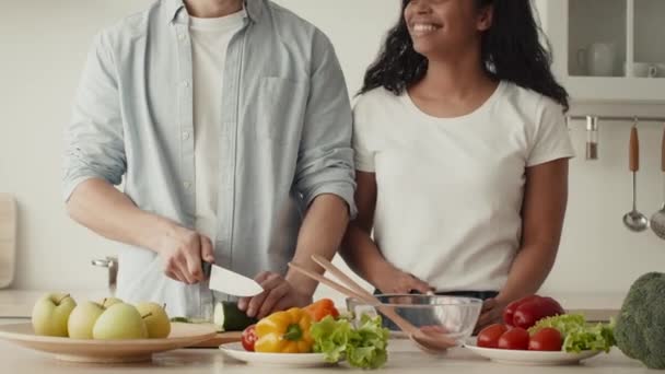 Boldog vegyes pár főzés együtt áll a modern konyha beltéri — Stock videók