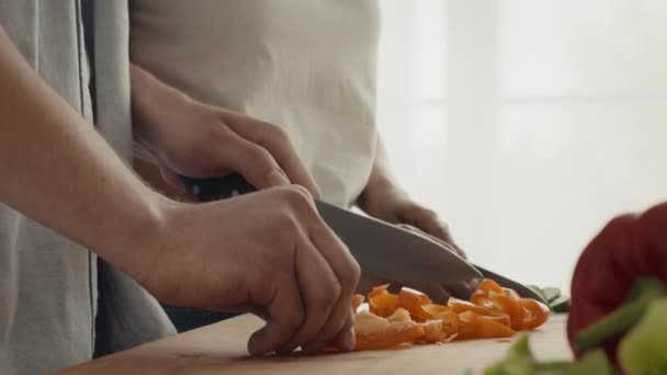 Skördad skott av par skära grönsaker för sallad matlagning inomhus — Stockvideo