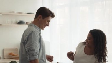 Kaşıkla Kavgalı Mutlu Karışık Çiftler İçeride Eğleniyor