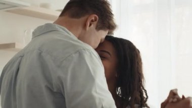 Çok Kültürlü Çiftler Hafta Sonu Evde Dans Ediyor