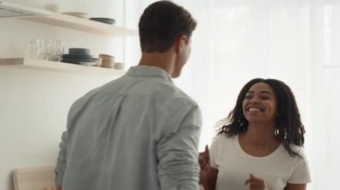 Çeşitli Eşler Modern Mutfakta Eğlenceli Dans Hazırlama Yemeği