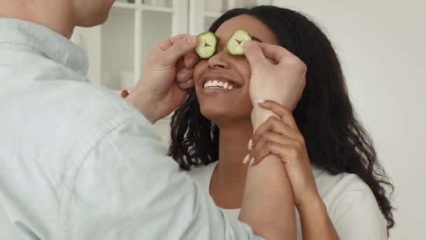 Esposo haciendo sorpresa para su esposa preparando cena romántica en la cocina — Vídeo de stock