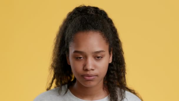 Portrait studio de mignonne adolescente afro-américaine portant un masque médical de protection et regardant la caméra — Video