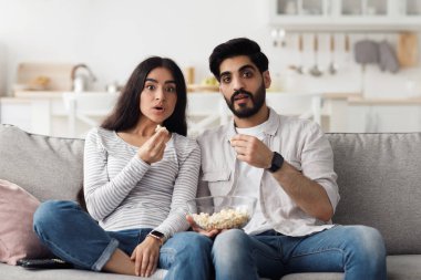 Evdeki korkutucu, ilginç ve heyecan verici sinema ve insan duygularının ifadesi.