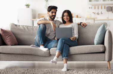 Çevrimiçi çağrı, kişisel izolasyon ve sosyal uzaklık, modern aygıtlar ve evde sohbet