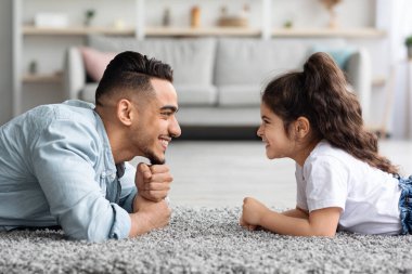 Tatlı Arap baba ve küçük çocuk evde eğleniyor.