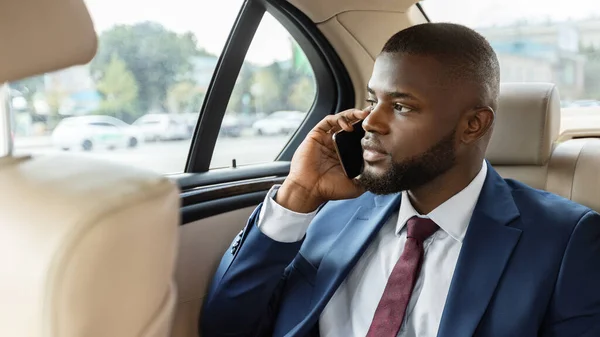 Töprengő fekete menedzser bemegy az irodába, telefonál — Stock Fotó