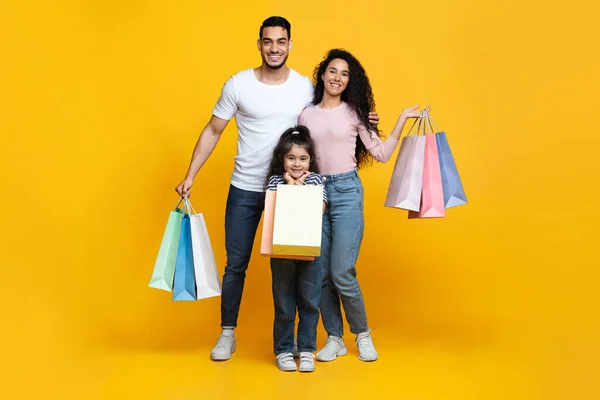 Aile alışverişi. Mutlu Ortadoğu Ebeveynleri ve Kızları Alışveriş Çantalarını Tutuyor — Stok fotoğraf