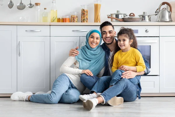 Mutfak İçi 'nde Üç Kişilik Genç Dindar Orta Doğulu Aile Portresi — Stok fotoğraf