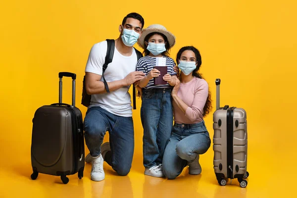 Coronavirus Travels. Familia Árabe De Tres Usando Máscaras Médicas Listo Para Vacaciones —  Fotos de Stock