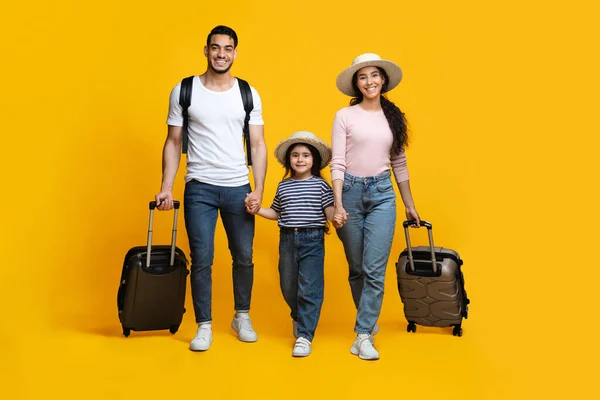 Familia árabe feliz de tres manos sosteniendo y caminando con maletas — Foto de Stock