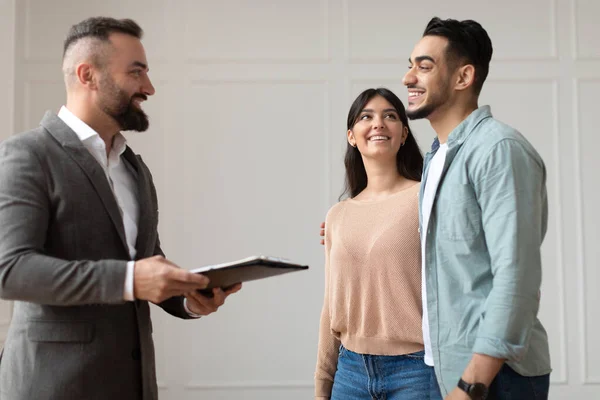 Couple Buying New Apartment Talking With House Agent — Stock Photo, Image