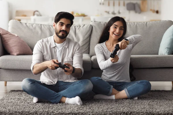 Casal Asiático Jogando Videogames Juntos Namorada Ganhando Jogo Em Casa  Imagem de Stock - Imagem de jogar, assoalho: 197507369