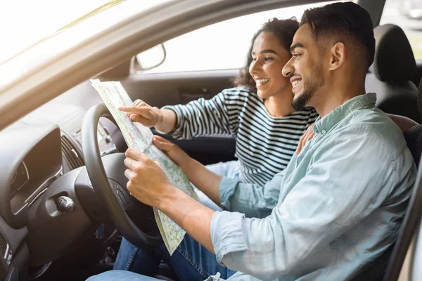 Feliz árabe homem e mulher ter carro viagem juntos — Fotografia de Stock