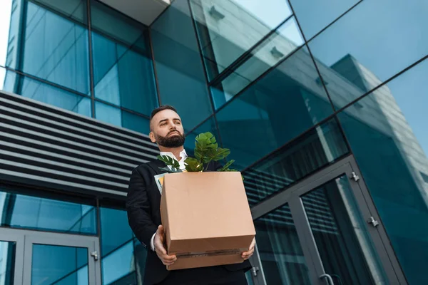 Kirúgott depressziós férfi irodai dolgozó egy doboz személyes holmival sétált a szabadban, elvesztette a munkáját és pénz nélkül távozott. — Stock Fotó