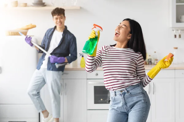 Alegre asiático mujer cantando canciones y bailando —  Fotos de Stock